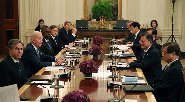 문재인 대통령과 조 바이든 미국 대통령이 21일 오후(현지시간) 백악관 국빈만찬장에서 확대회담을 하고 있다.