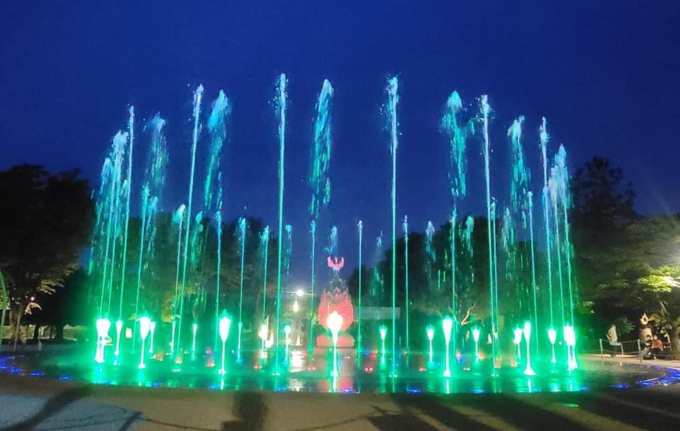 충남 부여군의 대표 관광지인 구드래 조각공원에 설치된 음악분수가 매일 3번씩 운영된다./ⓒ부여군청