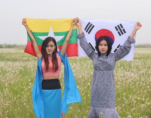 ​미얀마 민주화운동 응원릴레이 동참한 모델 지아, 임혜지 (사진=김서율 기자)