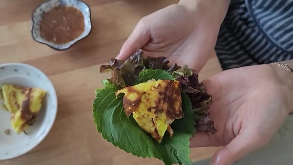 수성구건강가정·다문화가족지원센터가 다문화가정을 대상으로 제작한 ‘집에서 만드는 세계요리’ 영상 화면(한국의 부침개와 비슷한 베트남의 반쎄오 요리)/ⓒ수성구청