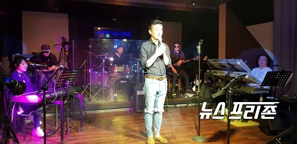가수 이범학과 동네밴드가 일산의 한 스튜디오에서 미니 라이브 콘서트를 열었다. (사진=김은경 기자)