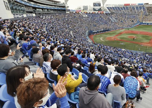 사진: 2020년 11월 1일 일본 가나가와(神奈川)현 요코하마(橫浜)시 소재 요코하마스타디움에서 야구팬들이 요코하마 디엔에이(DeNA) 베이스타스와 한신(阪神) 타이거스의 경기를 지켜보고 있다. 이날 경기장에는 정원의 약 86％가 입장했다. 관람객 입장은 신종 코로나바이러스 감염증(코로나19) 대응을 위한 일종의 '실험'으로 실시됐다.
