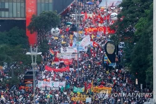 사진: 브라질에서 29일(현지시간) 코로나19 사태 이후 최대 규모의 반정부 시위가 벌어졌다. [EPA=연합뉴스]
