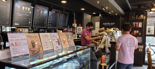 달서구 소재 커피점에서 코로나19방역수칙을 지키며 운영하고 있다.(2121.06.06)