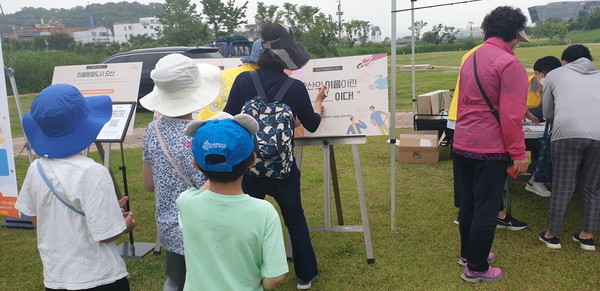 오산시는 지난 5일 오산천에서 시민들을 대상으로‘찾아가는 문화도시 설명회’를 개최했다./ⓒ오산시