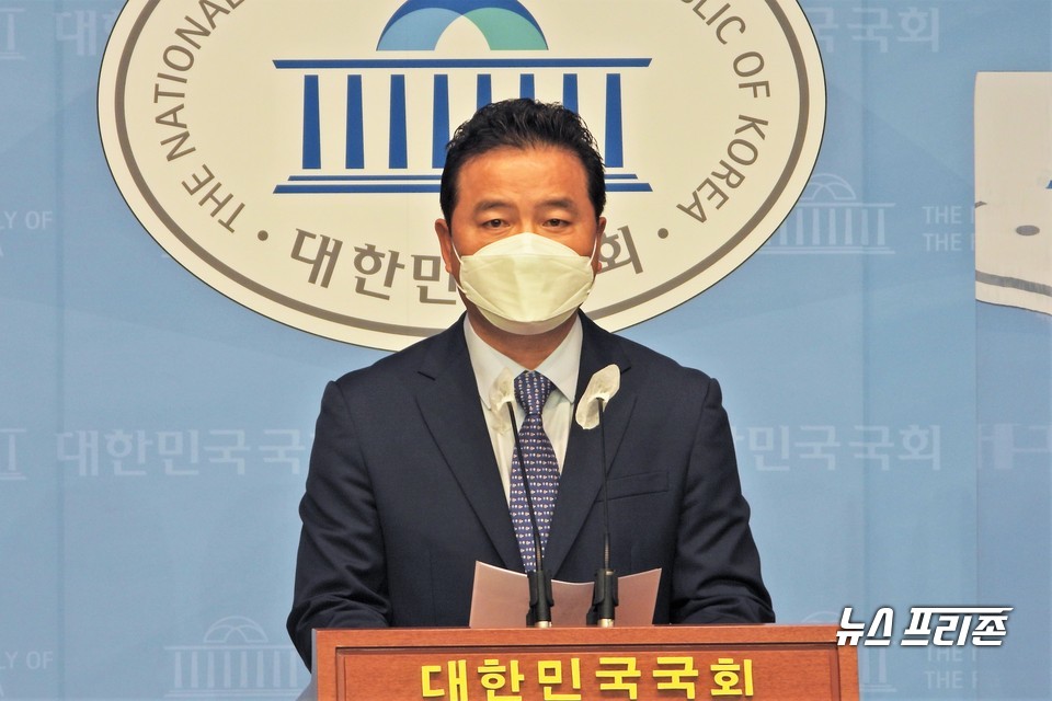 임종성 더불어민주당이 9일 서울 여의도 국회 소통관에서 탈당 기자회견을 하고 있다. ⓒ김정현 기자
