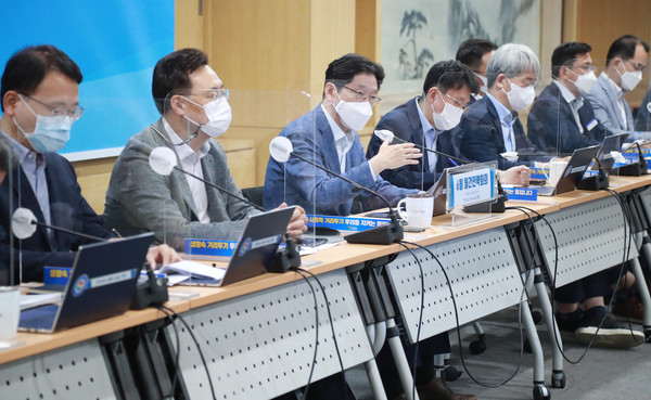 김경수 경남지사가 9일 열린 월간전략회의에서 백신접종 인센티브 발굴을 주문하고 있다. 경남도
