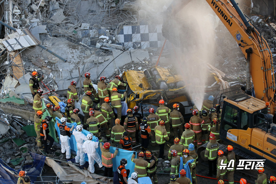 9일 오후 광주 동구 학동의 한 철거 작업 중이던 건물이 붕괴, 도로 위로 건물 잔해가 쏟아져 시내버스 등이 매몰됐다. 사고 현장에서 119 구조대원들이 구조 작업을 펼치고 있다. ⓒ연합뉴스