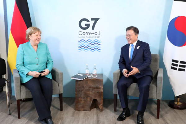 G7 정상회의 참석차 영국을 방문 중인 문재인 대통령이 12일(현지시간) 영국 콘월 카비스베이 양자회담장에서 열린 앙겔라 메르켈 독일 총리와의 양자회담에서 대화하고 있다.