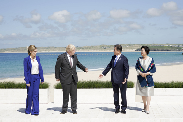 G7 정상회의 참석차 영국을 방문 중인 문재인 대통령 내외가 12일(현지시간) 영국 콘월 카비스베이 해변 가설무대에서 열린 초청국 공식 환영식에서 영국 보리스 존슨 총리 내외와 기념사진을 촬영하고 있다.