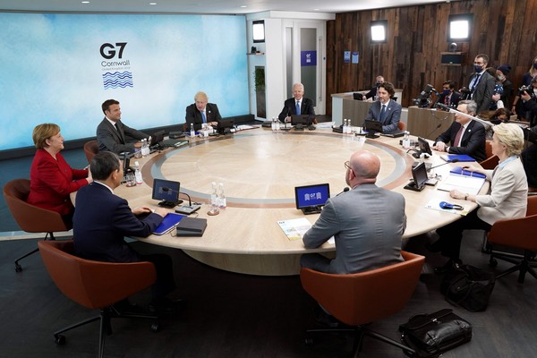 사진: 11일(현지시간) 영국 남서부 콘월의 카비스베이 호텔에서 주요 7개국(G7) 정상회의가 열리고 있다. 신종 코로나바이러스 감염증(코로나19) 사태 이후 처음 열리는 이번 G7 정상회의는 이날부터 13일까지 사흘간 이어진다. 사진 왼쪽부터 시계방향으로 앙겔라 메르켈(빨간옷) 독일 총리, 에마뉘엘 마크롱 프랑스 대통령, 보리스 존슨 영국 총리, 조 바이든 미국 대통령, 쥐스탱 트뤼도 캐나다 총리, 마리오 드라기 이탈리아 총리, 우르줄라 폰데어라이엔 유럽연합(EU) 집행위원장, 샤를 미셸 유럽연합(EU) 정상회의 상임의장, 스가 요시히데 일본 총리.