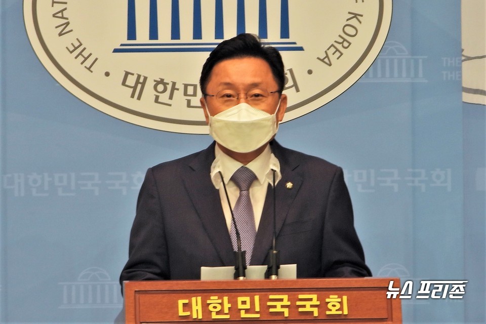 최인호 더불어민주당 의원이 15일 서울 여의도 국회 소통관에서 개헌 제안 기자회견을 하고 있다. ⓒ김정현 기자