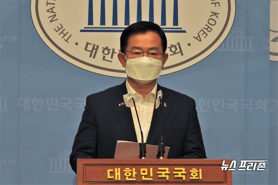 이용빈 더불어민주당 대변인이 15일 서울 여의도 국회 소통관에서 브리핑을 하고 있다. ⓒ김정현 기자