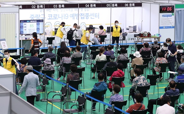 사진: 서울 중랑문화체육관에 마련된 코로나19 접종센터에서 지난 11일 화이자 백신 접종이 진행되고 있다.