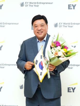 사진: 셀트리온그룹은 서정진 명예회장이 글로벌 4대 회계·컨설팅 법인 EY로부터 'EY 세계 최우수 기업가상'(EY World Entrepreneur Of The Year)을 받았다고 11일 밝혔다. 한국 기업인이 EY 세계 최우수 기업가에 선정된 건 처음이다. 2021.06.11.