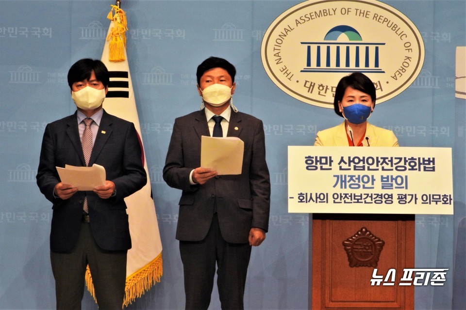 이수진 더불어민주당 의원(비례·오른쪽 끝)이 18일 서울 여의도 국회 소통관에서 '항만 산업안전강화법 개정안' 발의 기자회견을 하고 있다. ⓒ김정현 기자