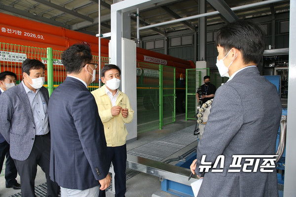 허성곤 시장이 제1호 수소충전소 현장점검을 실시하고 있다.김해시