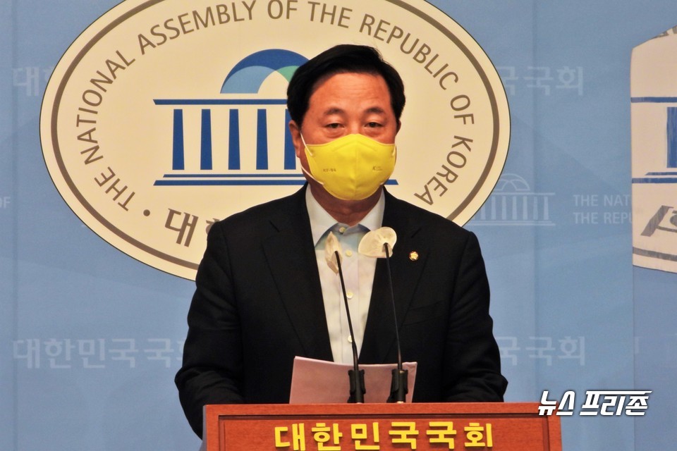 대선 출마를 선언한 김두관 더불어민주당 의원이 2일 서울 여의도 국회 소통관에서 기자회견을 통해 "1% 법률안에 대해 국민들이 결정토록 하겠다"고 말하고 있다. ⓒ김정현 기자