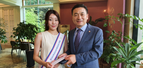 에코153 인터내셔날 문종호 대표가 탤런트상을 수상한 강혜리양을 격려하고 있다. 