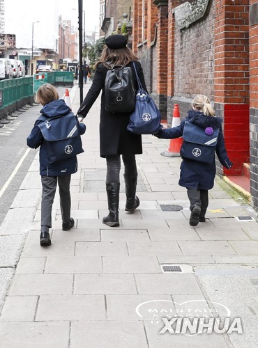 사진: 초등학생 자녀들을 등교시키는 런던의 한 학부모