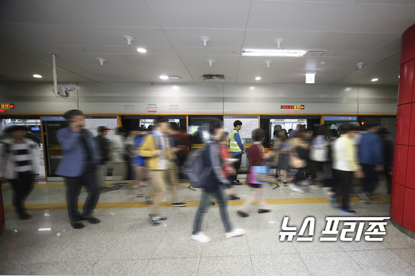 인천도시철도 1·2호선이 밤 10시 이후 심야시간대 감·단축 운행된다. 자료사진. / ⓒ 인천교통공사