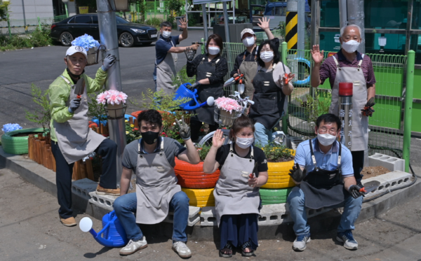 화성도시공사는 송산 도시재생 주민협의체와 함께 꽃피는 사강 프로젝트를 진행했다./ⓒ화성두시공사
