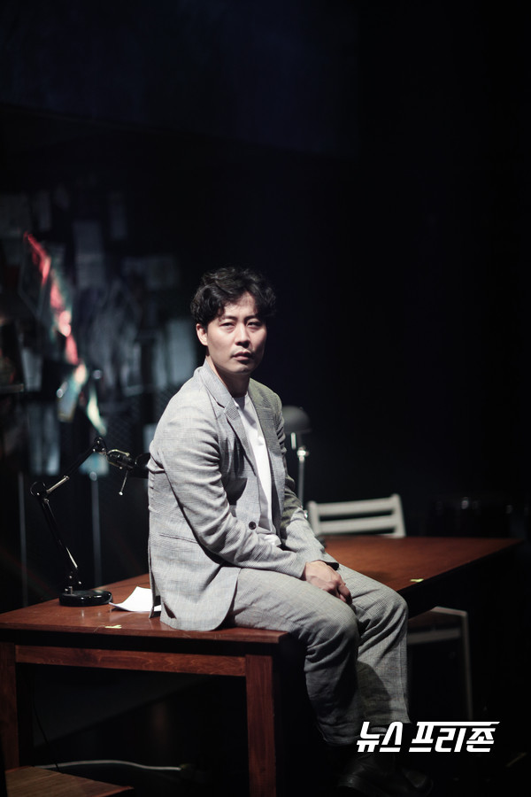 "클럽 베를린" 공연사진 | 극 중 작가이자 배우로 출연한 김동욱 배우가 삶의 기본 디폴트 값이 불행일지, 희망일지를 고민하며 이야기를 꺼내는 시지프스의 돌, '시지프스에게' 노래는 나를 돌아보게 만들어 준다.
