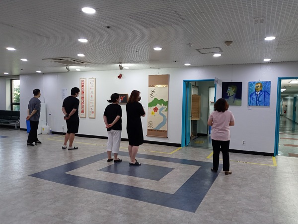 군포시청 2층 대회의실 입구에 전시돼있는 군포지역예술인들의 작품 (사진=군포시)