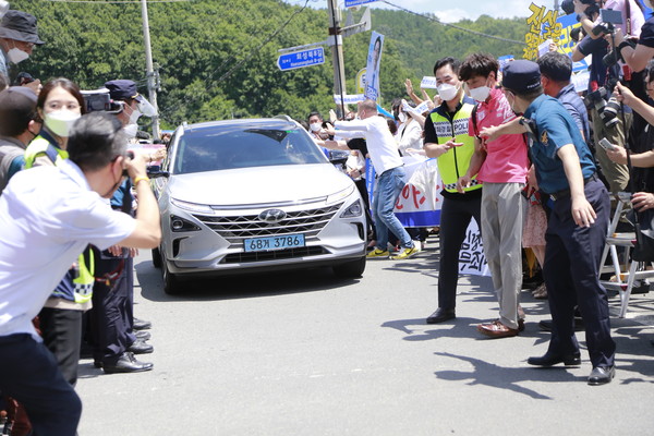 김경수 전 경남지사를 태운 차량이 창원교도소에 도착하고 있다. 뉴스프리존