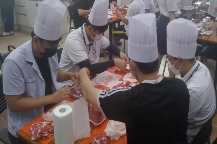 동대전고등학교 '대덕 마을교육공동체 동아리' 학생들이 제과제빵을 만들기 위한 재료들을 손질하는 모습./ⓒ대전시교육청