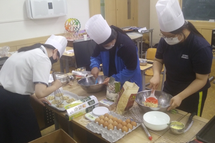동대전고등학교 '대덕 마을교육공동체 동아리' 학생들이 제과제빵을 만드는 모습./ⓒ대전시교육청