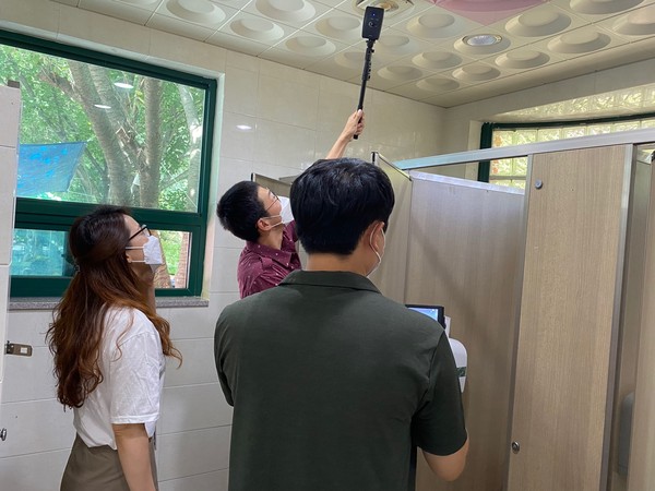 광양경찰이 백운산 4대계곡 공중화장실에서 불법설치 카메라를 점검하고 있다(사진=광양경찰서)
