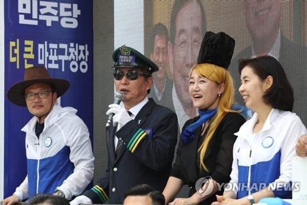 지난 2018년 지방선거 당시 유세단에 참여했던 박주민 의원과 이재정 의원. 이들은 만화 은하철도999의 주인공 철이와 메텔로 꾸미고 유세에 참여했었다. 사진=연합뉴스