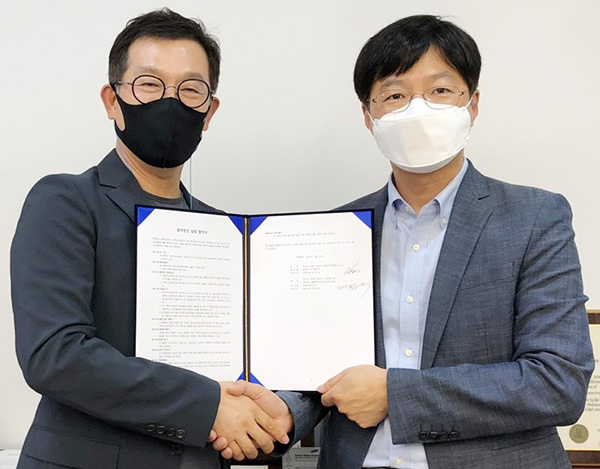 파인이노베이션 김동욱 대표(오른쪽)와 링크제니시스 정성우 대표가 '파인링크' 설립 협약식 뒤 기념촬영을 하고 있다./ ⓒ한림대의료원