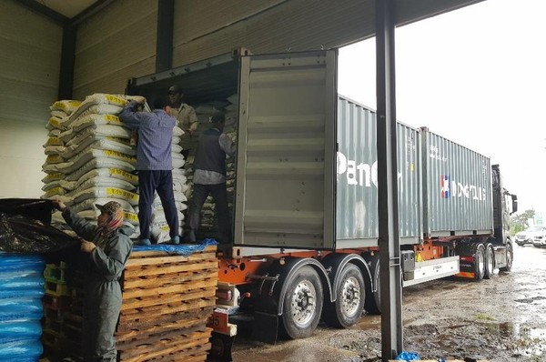 남원시가 국내 최초로 가축분퇴비를 베트남으로 수출하기 위해 컨테이너 트럭에 선적하고 있다 / ⓒ 강승호 기자