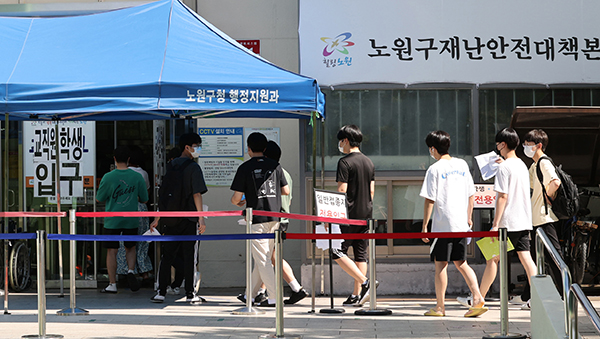 수능을 101일 앞둔 9일 고3 수험생들이 코로나19 백신 2차 접종을 위해 서울 노원구민체육센터에 설치된 접종센터에 입장하고 있다.