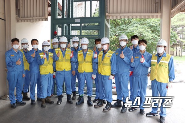 광양제철소가 산업안전협회로부터 인증받은 '화물 전용 리프트'/ ⓒ 김영만 기자