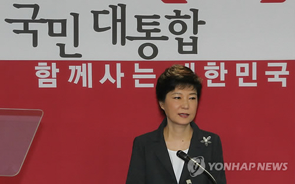 2012년 9월 당시 새누리당 대선후보였던 박근혜는 MBC 라디오 방송에서 지난 75년 인혁당(인민혁명당) 사건에 대해 "대법원 판결이 두 가지로 나오지 않았느냐"며 "그 부분에 대해서도 앞으로의 (역사의) 판단에 맡겨야 한다"고 해 파문을 일으켰다. 억울하게 가족을 잃은 것도 모자라 '연좌제'까지 오랜 세월 고통을 겪은 유족의 가슴에 대못을 박은 일이었다. 사진=연합뉴스