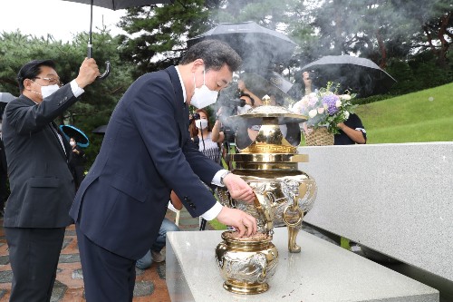 이낙연 더불어민주당 전 대표가 18일 서울 동작구 국립서울현충원의 김 전 대통령 묘역을 참배하고 있다. 국회사진기자단