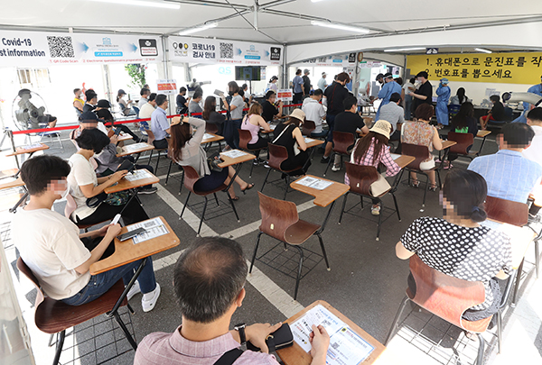 지난 17일 서울 강남구보건소 선별진료소를 찾은 시민들이 검사를 위해 대기하고 있다.