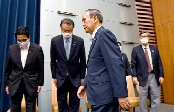 스가 요시히데 일본 총리가 지난 17일 오후 코로나19 긴급사태에 관한 기자회견을 하기 위해 일본 총리관저의 기자회견장에 입장하고 있다. 연합뉴스