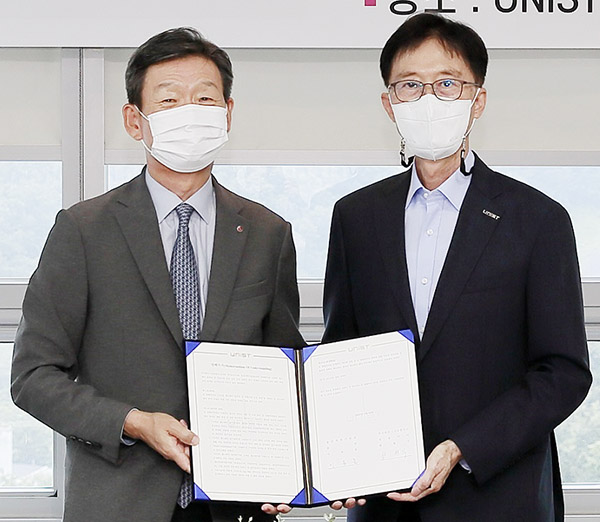 LG유플러스 CEO 황현식 사장(왼쪽)과 UNIST 이용훈 총장이 MOU 체결 후 기념사진을 촬영하고 있다. /ⓒLG유플러스
