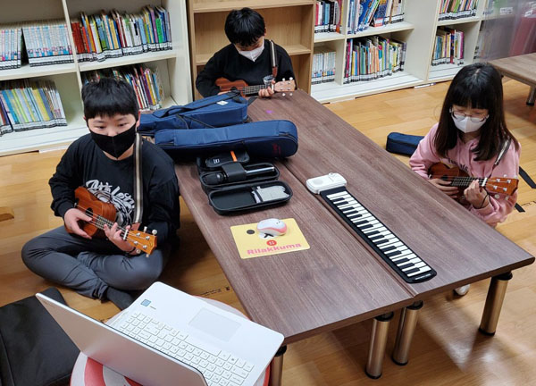 CJ나눔재단의 '온택트 문화놀이' 프로그램에 참가한 어린이들이 음악 콘텐츠 감상 후 악기 연주 연습을 하고 있다./ ⓒCJ제일제당