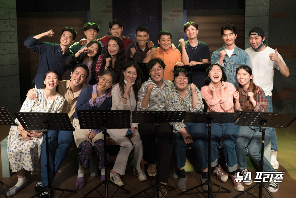 "순례네 국밥"을 함께 만든 사람들_ 배우들과 함께 자리한 김진아 작가/연출,  /(사진=Aejin Kwoun)