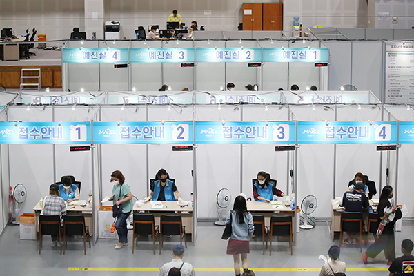 7일 오후 서울 마포구민체육센터에 마련된 코로나19 예방접종센터를 찾은 시민들이 접수하고 있다.