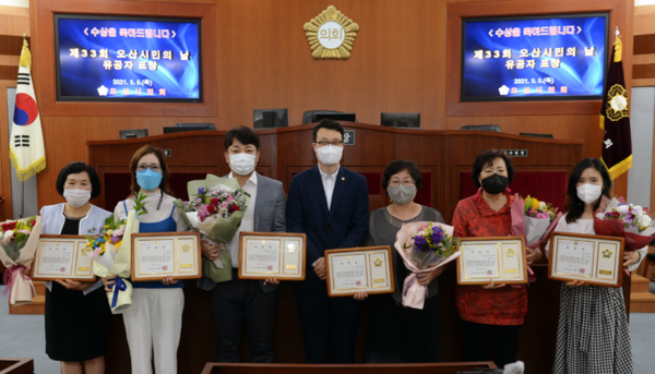 33회 오산시민의 날을  맞이해  선정된 여섯명의 유공자들을 격려중인   장인수오산시의회 의장/오산시의회