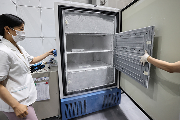 서울 마포구민센터에 마련된 코로나19 예방접종센터 화이자 초저온 냉동고에 화이자 백신이 보관돼있다.