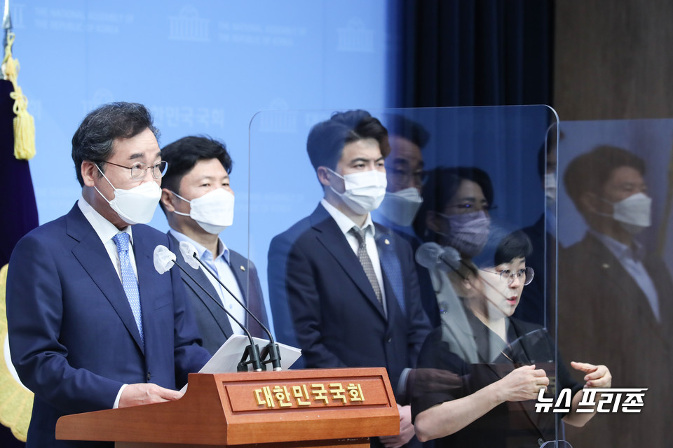 이낙연 더불어민주당 대선 예비후보가 13일 서울 여의도 국회 소통관에서 기자회견을 하고 있다.