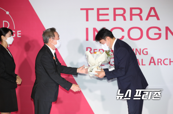 김상호 하남시 시장이 16일  ‘2021 대한민국 지식혁신 스마트시티 대상’에서 우수상을 수상하고 있다.(사진=하남시)