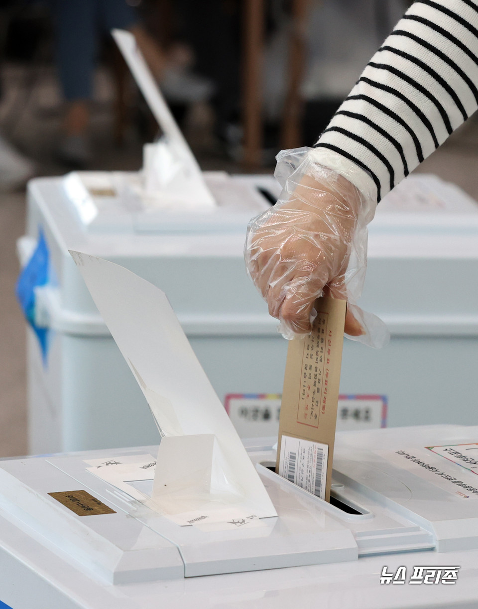 4·7 재보궐선거 사전투표 마지막 날인 지난 3일 오전 서울역에 마련된 남영동 사전투표소에서 한 유권자가 투표용지를 투표함에 넣고 있다. Ⓒ연합뉴스